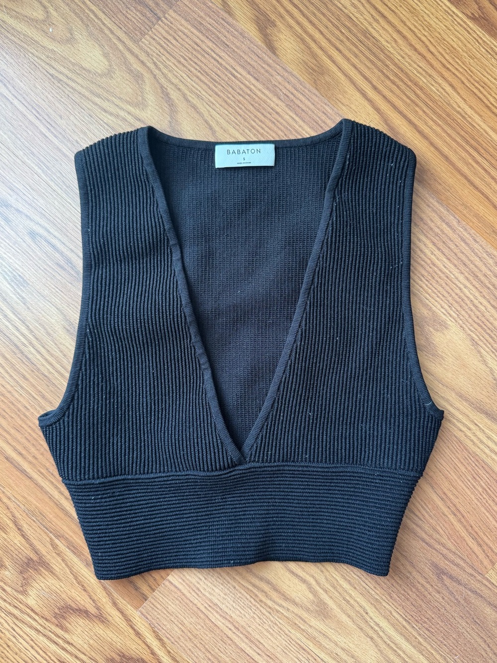Babaton Aritzia Ribbed Deep V Crop Tank Black Small